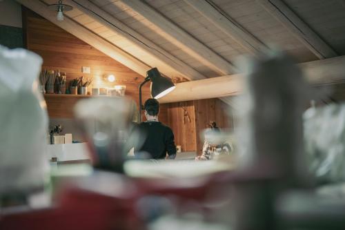 Laboratorio di ceramica dove seguire il corso per realizzare due bicchieri al tornio in Valchiavenna in Lombardia