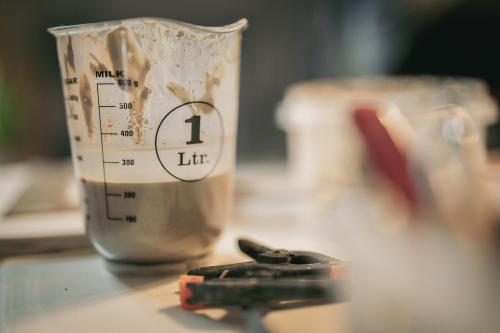 Materiali utilizzati durante il corso di ceramica con il tornio per realizzare due bicchieri in Valchiavenna in Lombardia