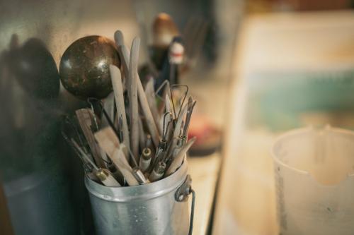 Strumenti utilizzati durante il corso al tornio in Valchiavenna in Lombardia per realizzare due bicchieri in ceramica