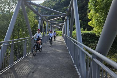 Dei ragazzi durante l'e-bike tour alla scoperta del Moscato di Scanzo vicino a Bergamo in Lombardia