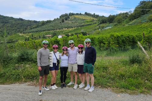 Foto di un gruppo di ragazzi durante l'e-bike tour tra i vigneti del Moscato di Scanzo poco distante da Bergamo in Lombardia