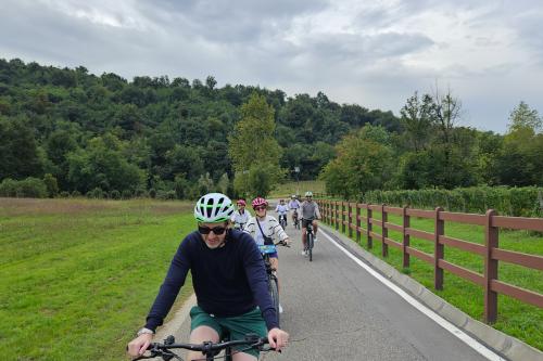 Un gruppo di ragazzi pedalano in sella ad una e-bike durante un tour del Moscato di Scanzo vicino a Bergamo in Lombardia
