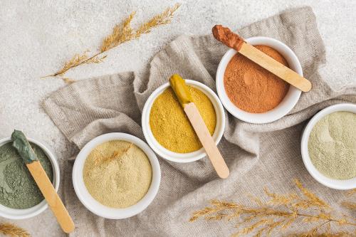 Maschere scrub preparate durante il laboratorio di autoproduzione di cosmetici naturali a Como in Lombardia