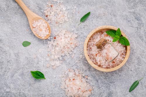 Sali da bagno preparati durante il laboratorio di autoproduzione di cosmetici naturali a Como in Lombardia