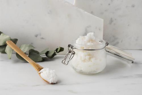 Scrub per il corpo preparato durante il laboratorio di autoproduzione di cosmetici naturali a Como in Lombardia