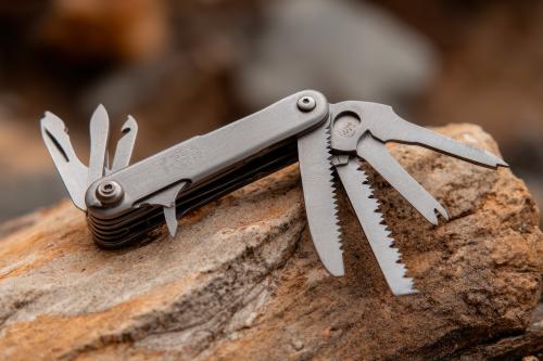 Utensile multiuso che viene utilizzato durante il corso di survival vicino al Lago d'Iseo in Lombardia