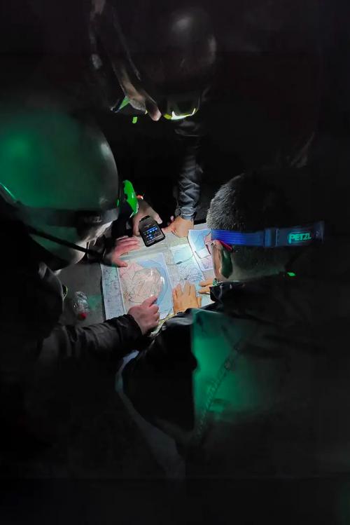 Corso di orienteering notturno in Lombardia in provincia di Brescia dove i partecipanti imparano a orientarsi con mappa e bussola