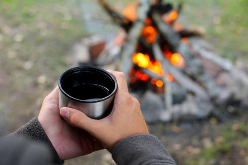 Durante il corso di survival vicino a Bergamo viene spiegato come accendere un fuoco in modo primitivo e a come usare l'acqua dopo averla portata in ebollizione