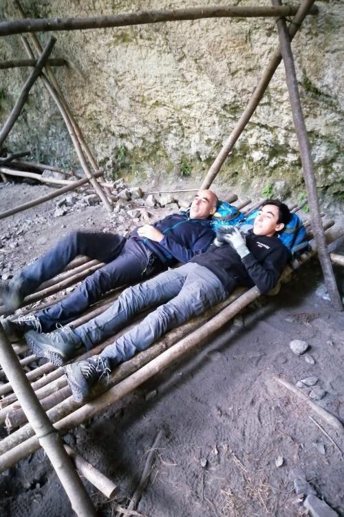 Due partecipanti al corso di survival di 24 ore vicino Bergamo in Lombardia sono sdraiati sul-supporto realizzato con quanto trovato in natura per la notte