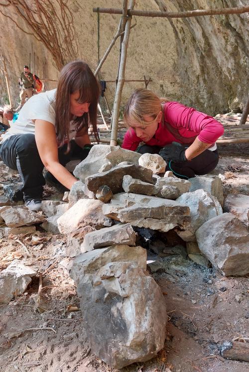 Due ragazze durante il corso di survival di 24 ore vicino al Lago d' Iseo in Lombardia stanno preparando la base per accendere un fuoco