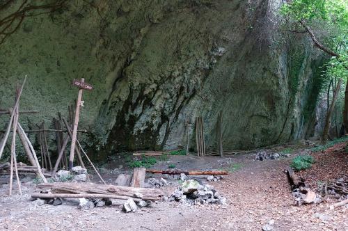 Semi grotta nel bosco campo base del corso di survival di 24 h vicino a Bergamo in Lombardia