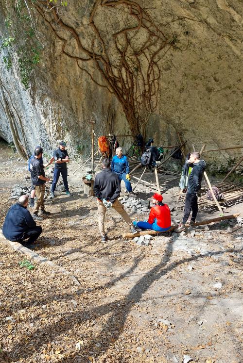 Un gruppo di persone impara le tecniche base di sopravvivenza durante il corso di survival vicino al Lago d'Iseo in Lombardia