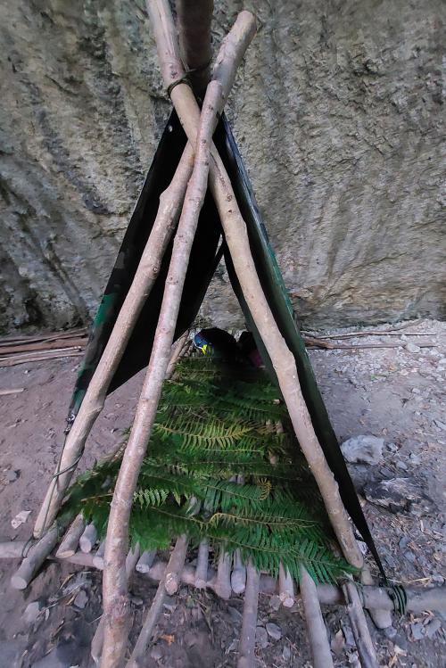 Un riparo realizzato con quanto trovato in natura durante il corso di survival di 24 ore vicino Bergamo in Lombardia