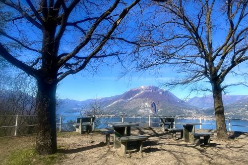 Terrazza panoramica sul Lago di Como sopra Varenna in Lombardia