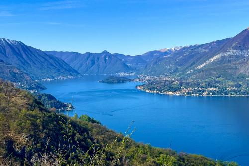 Vista dalla terrazza panoramica sopra Varenna sulla costa lecchese del Lago di Como in Lombardia