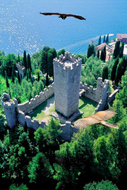 Foto del Castello di Vezio sul Lago di Como in Lombardia visto dall'alto