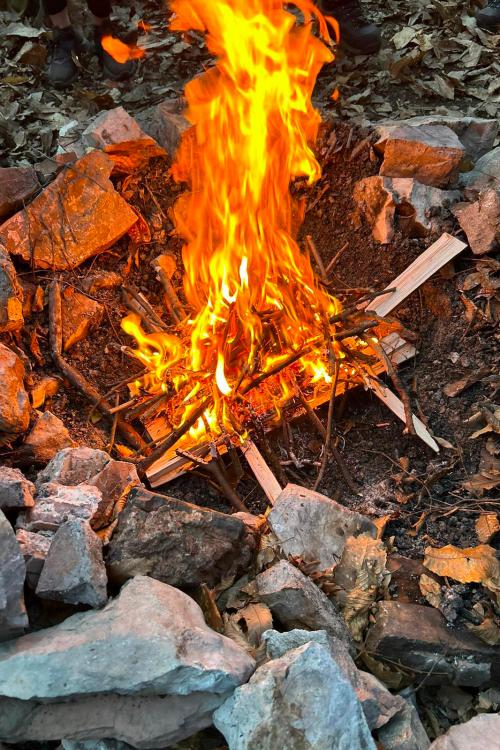 Fuoco acceso durante il corso di survival in Lombardia vicino a Brescia