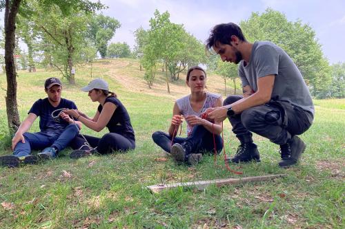 Un gruppo di ragazzi durante il corso di sopravvivenza vicino al Lago di Garda imparano a fare i noidi