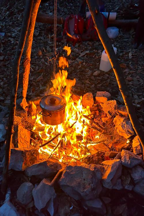Durante il corso di survival sul Lago di Garda in Lombardia viene preparato il te direttamente sul fuoco