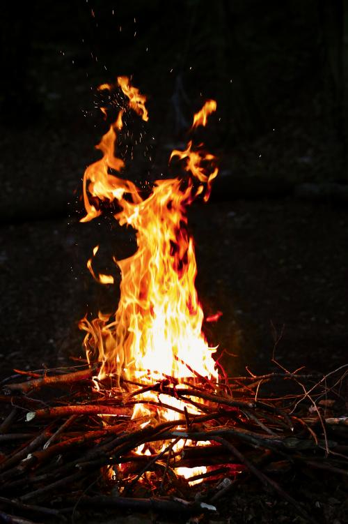Fuoco acceso durante il corso di bushcraft vicino a Brescia sul Lago di Garda in Lombardia