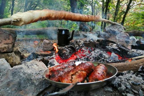 Pranzo preparato direttamente sul fuoco appena acceso durante il corso di survival e bushcraft vicino al Lago di Garda in Lombardia