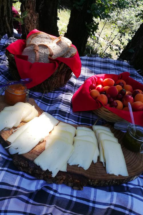 Merenda servita durante il corso di survival sul Lago di Garda vicino Brescia in Lombardia
