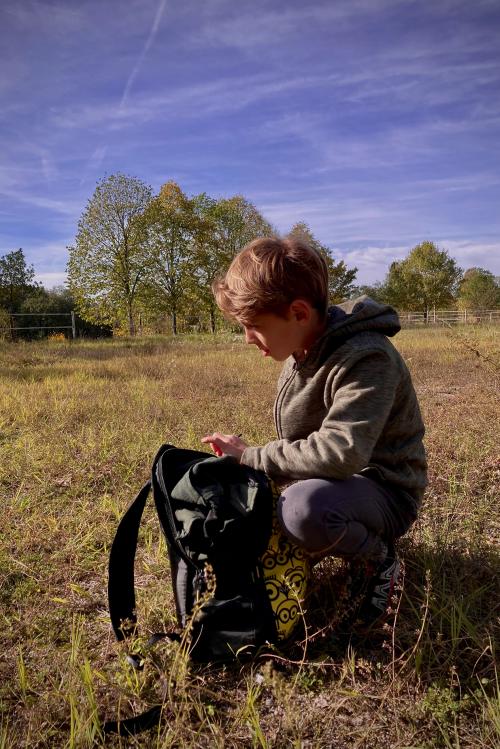 Un bambino durante un momento di orienteering mentre partecipa al corso di sopravvivenza e bushcraft vicino al Lago di Garda in Lombardia