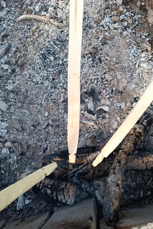 Frecce realizzate durante il corso per imparare a costruire un arco primitivo vicino al Lago di Garda in Lombardia