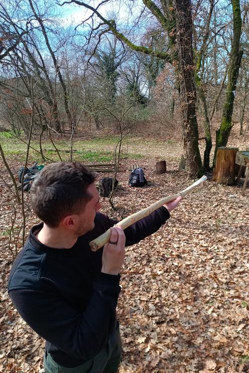 Un ragazzo sta costruendo una freccia durante il corso per creare un arco primitivo vicino al Lago di Garda in Lombardia