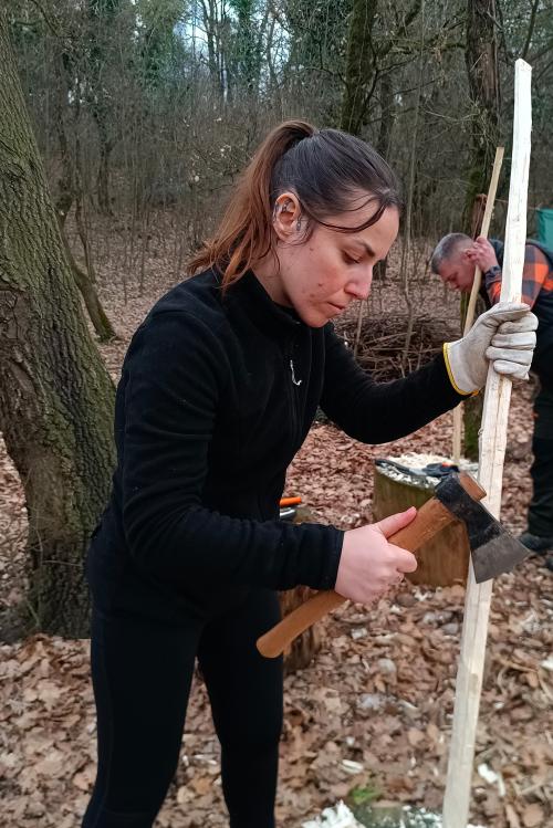 Una ragazza realizza un arco durante il corso per imparare a costruire un arco primitivo in Lombardia vicino al Lago di Garda
