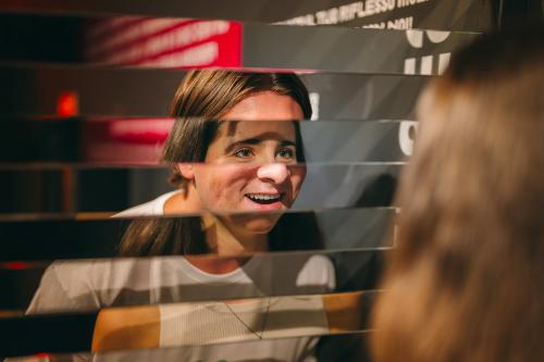 Un gruppo di dipendenti aziendali si sfida tra percorsi sensoriali indoor in un museo di Milano
