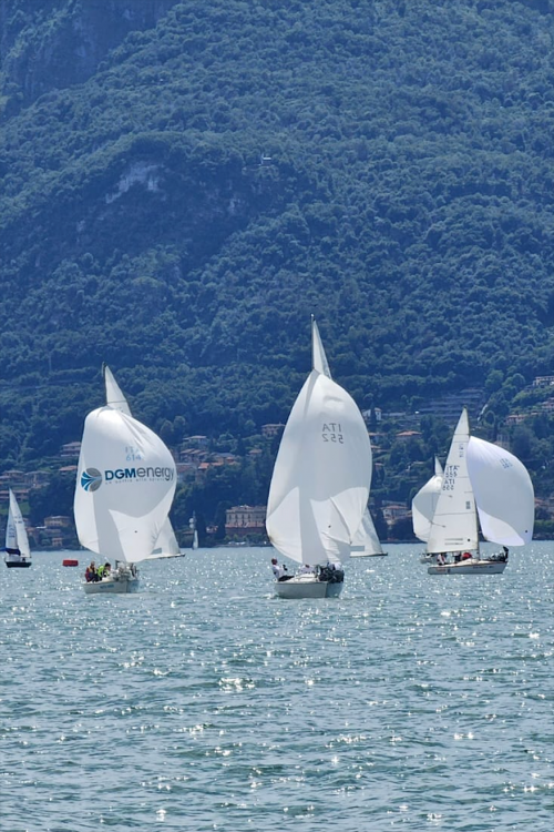 Barche a vela da regata durante un corso intensivo per principianti sul Lago di Garda in provincia di Brescia in Lombardia