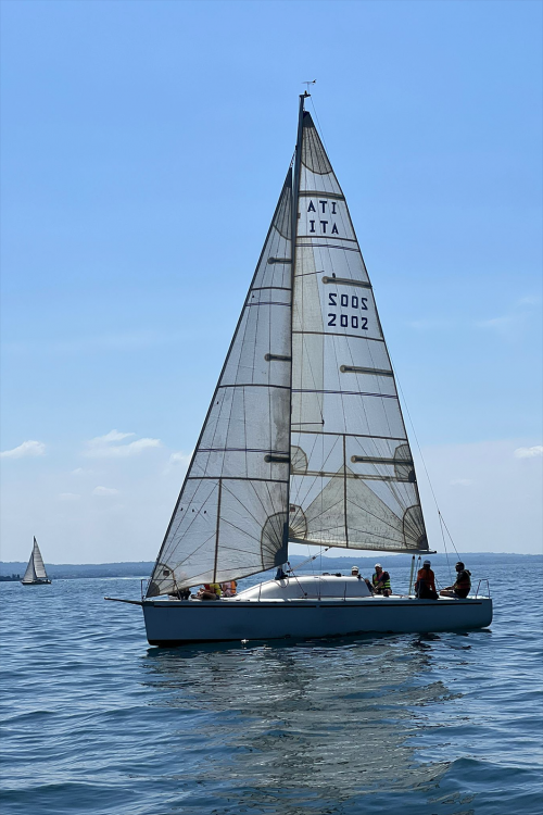 Team building aziendale in barca a vela a San Felice del Benaco vicino Brescia sul Lago di Garda in Lombardia
