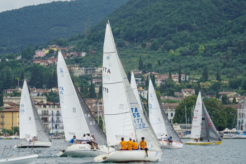 Un gruppo aziendale sta facendo un corso intensivo di vela a San Felice del benaco in Lombardia sul Lago di Garda