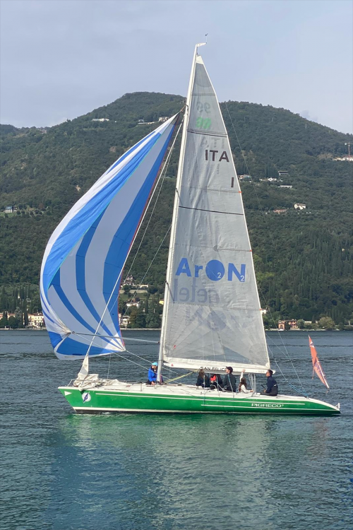 Un gruppo di ragazzi durante il corso di vela a bordo di una barca da regata sul Lago di Garda in Lombardia