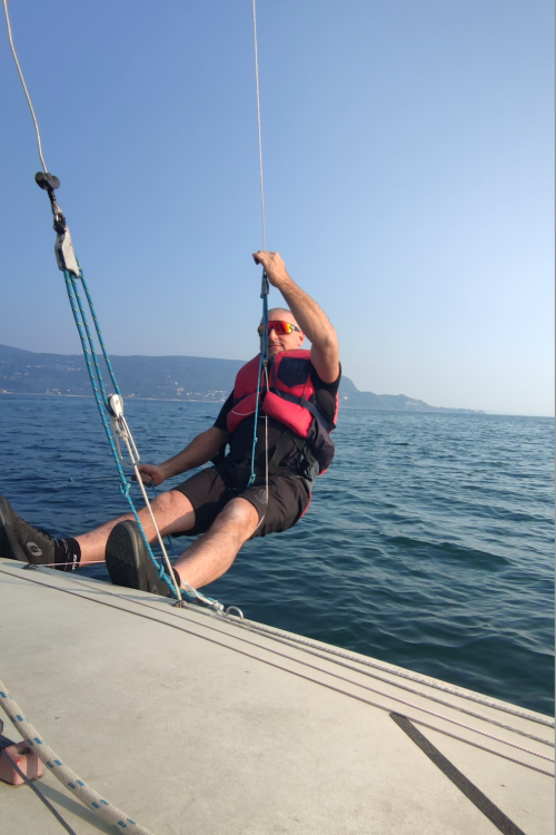 Un signore mentre impara le manovre base durante il corso di vela a San Felice del Benaco sul Lago di Garda in Lombardia
