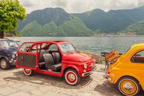3 Fiat 500 d'epoca durante un tour del Lago di Como quella rossa ha la portiera aperta e si vede l'interno