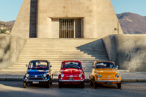 3 Fiat 500 d'epoca parcheggiate di fronte al Monumento ai Caduti di Como in Lombardia
