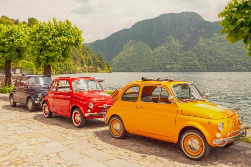 Durante un tour panoramico guidato sul Lago di Como in Lombardia a bordo di 3 Fiat 500 d'epoca una gialla una rossa e una blu