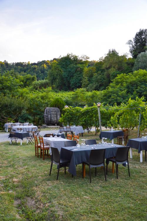 Tavoli apparecchiati per una degustazione di vini e di prodotti locali in Lombardia in Oltrepo Pavese vicino Pavia