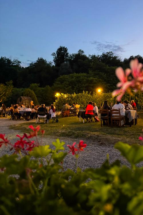 Un gruppo di persone durante una degustazione di vini e prodotti al tramonto in Oltrepo Pavese a Stradella in Lombardia
