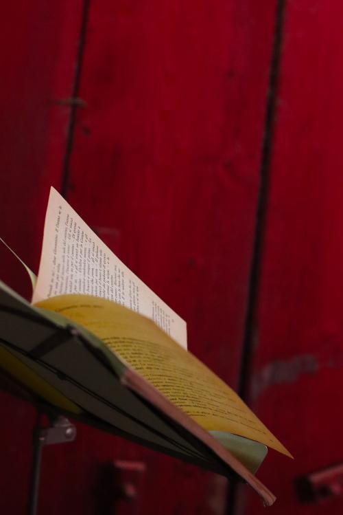Leggio con un libro che viene letto durante la visita guidata nella casa teatro vicino Como in Lombardia