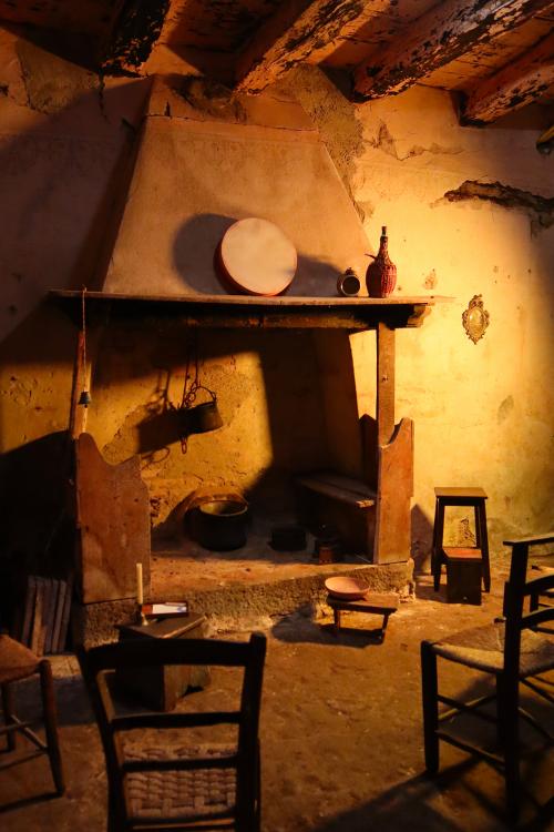 Stanza con camino della casa teatro vicino a Como in Lombardia