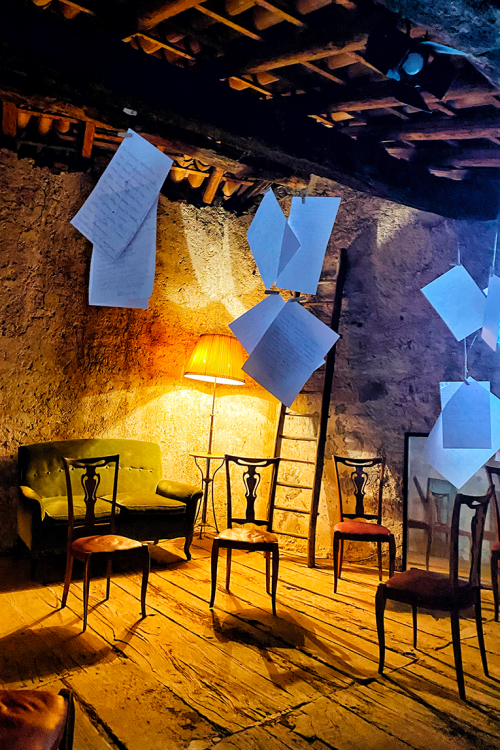Una delle stanze della casa teatro di Albese con Cassano vicino a Como in Lombardia