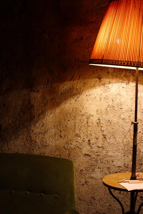 Una luce illumina una stanza della casa teatro vicino Como in Lombardia