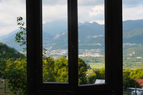 Vista sulle montagne della Brianza ad Airuno vicino al Lago di Como in Lombardia