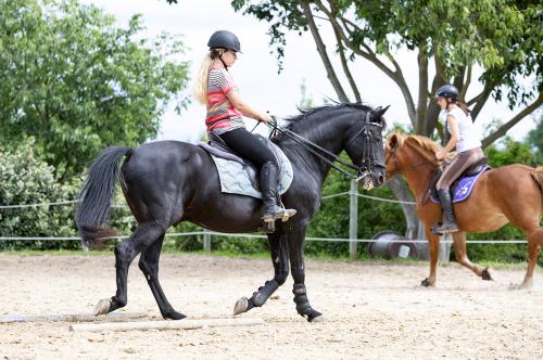 Due ragazze durante la lezione di equitazione a Rivolta d'Adda in Lombardia