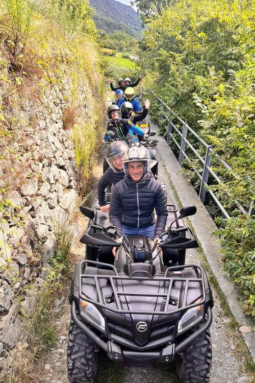 Un gruppo di persone in sella a dei quad stanno facendo un tour panoramico nei dintorni di Sondrio in Valtellina in Lombardia