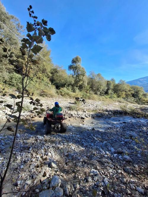 Un ragazzo che guada il torrente vicino a Sondrio in Valtellina durante il tour adrenalinico