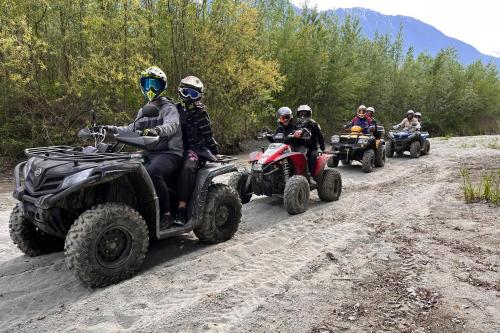 Persone sui quad stanno facendo una attività di team building adrenalinica fuoristrada vicino Sondrio in Valtellina in Lombardia